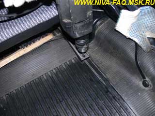 Как снять передние сиденья на Lada 4x4 (Niva Legend)